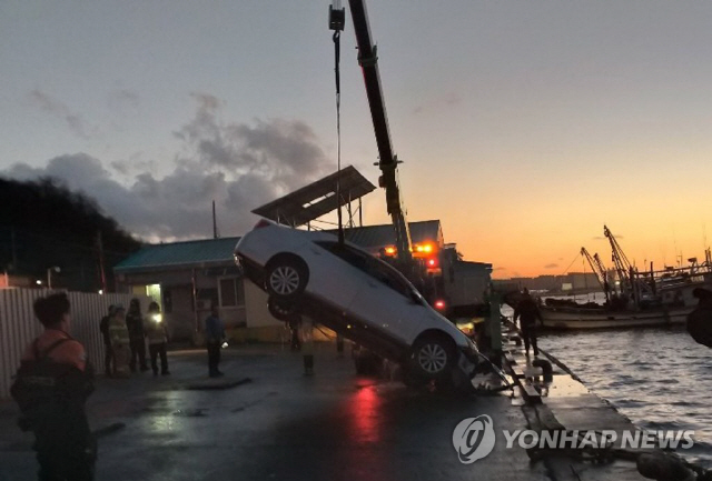 12일 오후 5시 27분께 전북 군산시 소룡동 소룡포구 부둣가에서 물에 빠진 차량을 해경이 인양하고 있다. 차 안에 타고 있던 운전자는 병원으로 옮겨졌으나 사망했다./연합뉴스