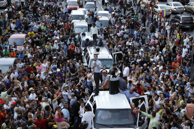 베네수엘라 ‘임시 대통령’을 자처하고 있는 후안 과이도(가운데) 국회의장이 12일(현지시간) 수도 카라카스에서 열린 반정부 시위에서 연설하고 있다. /카라카스=AP연합뉴스