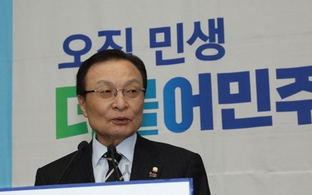 이해찬 “나경원, 국가원수 모독죄…도저히 용납할 수 없다”/연합뉴스