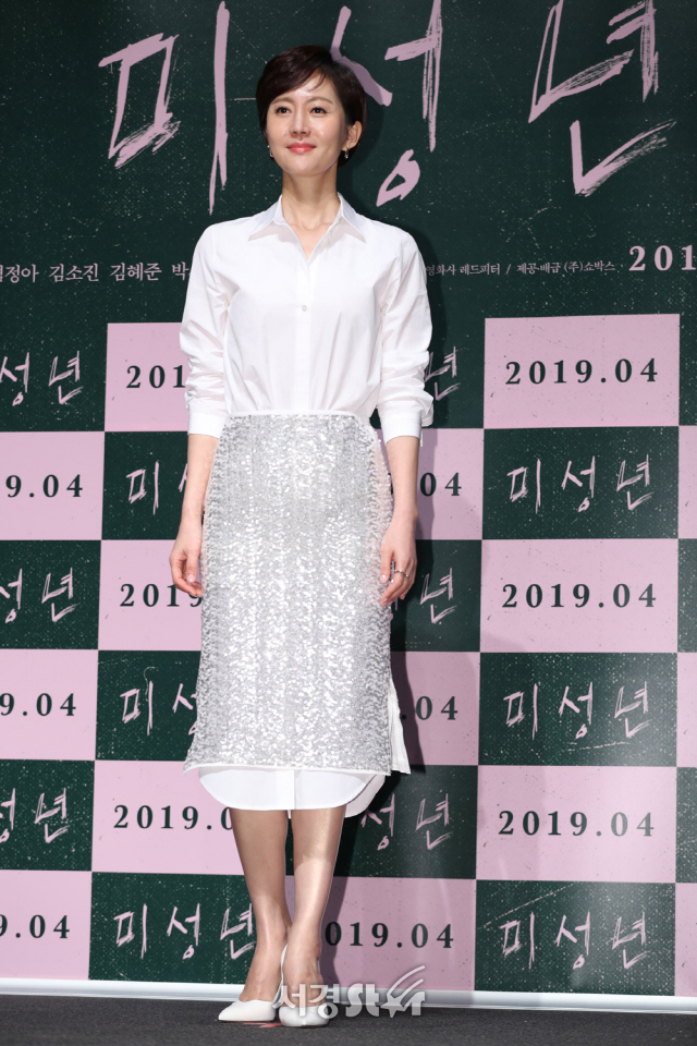 배우 염정아가 13일 오전 서울 강남구 신사동 압구정CGV에서 열린 영화 ‘미성년’ 제작보고회에 참석하고 있다.