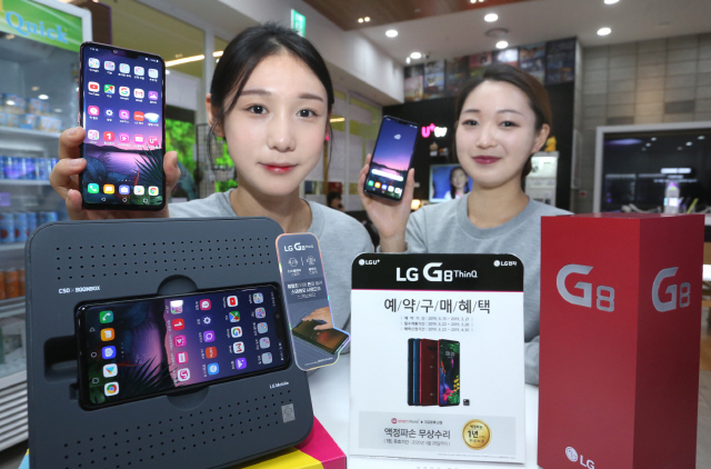 LG유플러스 모델들이 오는 15일부터 사전예약판매를 시작하는 스마트폰 ‘G8 씽큐’를 소개하고 있다./사진제공=LG유플러스
