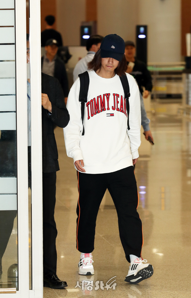 불법 몰카 촬영 및 유포 혐의를 받고 있는 가수 정준영이 12일 오후 미국 LA에서 인천공항으로 귀국하고 있다.  / 사진=양문숙 기자