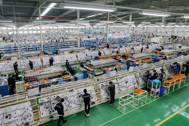지난 11일 중국 안후이성 화이베이의 한 공장에서 근로자들이 제품을 조립하고 있다.       /화이베이=AFP연합뉴스