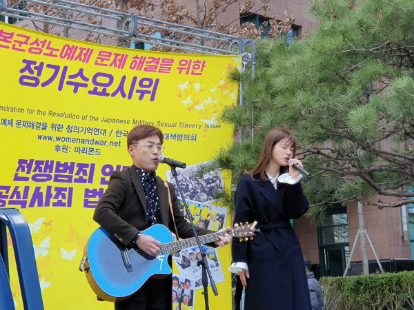 한여름-성국, 정기 수요시위서 위안부 헌정곡 ‘소녀와 꽃’ 가창