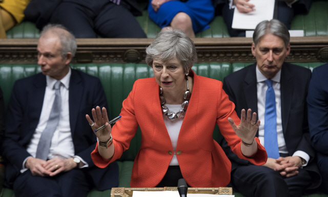 테리사 메이(가운데) 영국 총리가 브렉시트(영국의 유럽연합 탈퇴, Brexit) 합의안 제2 표결이 진행된 12일(현지시간) 의회에서 발언하고 있다. /런던=AP연합뉴스