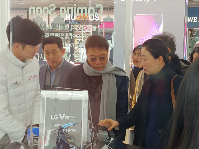 이수만(가운데) SM엔터테인먼트 회장이 13일 서울 삼성동 코엑스에 마련된 ‘LGU+ 5G 체험존’을 찾아 김새라(오른쪽) LG유플러스마케팅그룹장(상무)의 설명을 듣고 있다./사진제공=LG유플러스