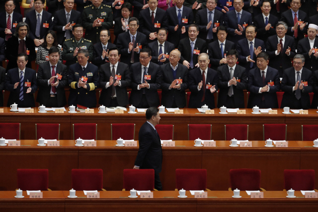 13일 시진핑 중국 국가주석이 제13차 전국인민정치협상회의에 대표들의 박수를 받으며 입장하고 있다.     /베이징=EPA연합뉴스