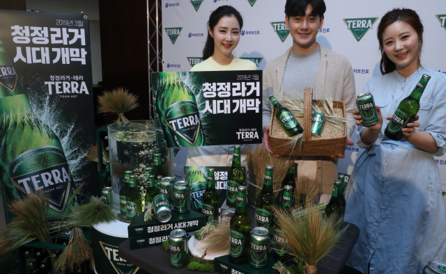 13일 하이트진로의 신제품 맥주 ‘테라(TERRA)’ 출시행사에서 모델들이 제품을 소개하고 있다. /연합뉴스