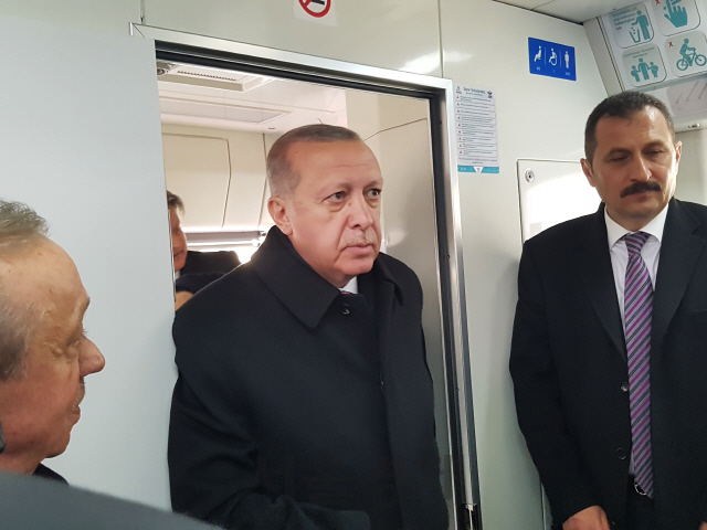레제프 타이이프 에르도안 터키 대통령(가운데)이 현대로템이 제작한 마르마라이 전동차를 시승하고 있다./사진제공=현대로템