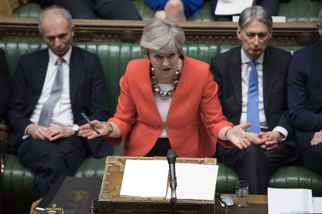 테리사 메이 영국 총리가 12일(현지시간) 의회에서 발언하고 있다. /런던=신화연합뉴스
