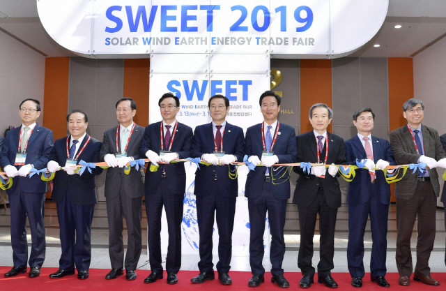 국제 신재생에너지 전문전시회인 ‘SWEET 2019’가 13일 오후 광주광역시 김대중컨벤션센터에서 개막했다.