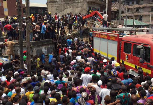 나이지리아 구조대원들이 13일(현지시간) 라고스 붕괴현장에서 구조작업을 벌이고 있다. /라고스=로이터연합뉴스
