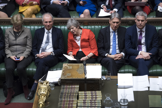 12일(현지시간) 테리사 메이(가운데) 영국 총리가 심각한 표정으로 하원의 브렉시트 합의안 2차 승인투표가 진행되는 모습을 지켜보고 있다.   /런던=신화연합뉴스