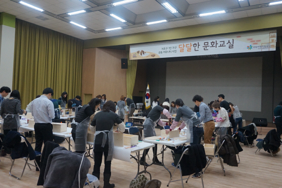 서울 서초구가 1인 가구를 대상으로 한 문화강좌에서 참여자들이 목공예를 배우고 있다. /사진제공=서초구