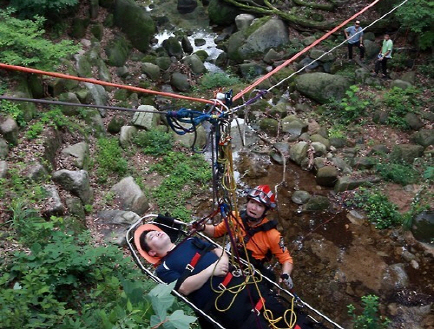 서울 도봉산 계곡에서 119특수구조단 특수구조대원들이 산악사고 인명구조 훈련을 하고 있다. /연합뉴스