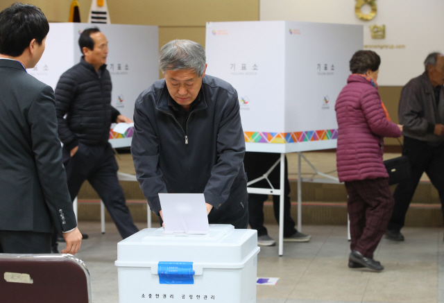 제2회 전국동시조합장선거일인 13일 오전 세종시 남세종농협 금남면투표소에서 조합원 유권자들이 투표하고 있다./연합뉴스