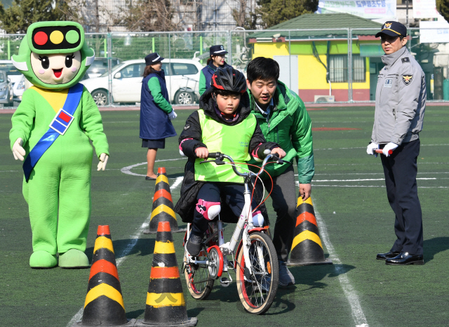14일 서울 중구 청구초등학교에서 학생들이 스쿨존 교통사고 제로 행사에 참여하고 있다. 도로교통공단이 새 학기를 맞아 실시한 것으로 자전거 타기 교육, 횡단보도 건너기 등의 프로그램을 진행했다./성형주기자 2019.03.14