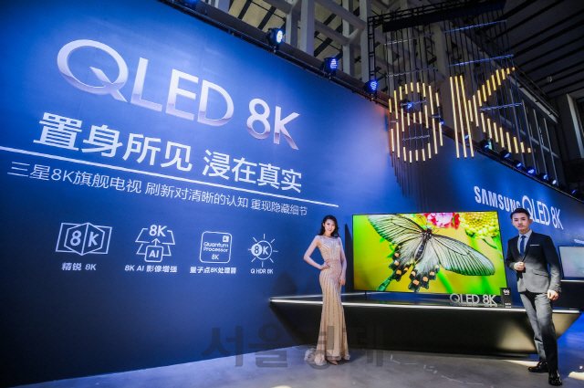 삼성전자 모델들이 13일 중국 상하이에 위치한 ‘1862 패션아트센터’에서 열린 ‘QLED 8K 신제품 발표회’에서 제품을 소개하고 있다. 이날 발표회에는 현지 업계 거래선들과 미디어들이 대거 참석해했다. 삼성전자는 25일 ‘QLED 8K’의 중국 정식 출시를 앞두고 상하이 짱닝루에 위치한 중국 최대 전자 제품 유통인 쑤닝의 대형 매장에 QLED 8K존을 별도로 마련했다.   /사진제공=삼성전자