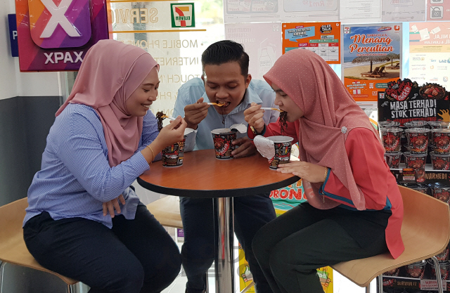 말레이시아 소비자들이 신세계 푸드가 만든 할랄식품 대박라면을 시식하고 있다./사진=신세계 푸드