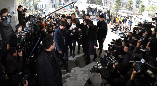 가수 정준영이 14일 오전 서울지방경찰청 광역수사대에 피의자 신분으로 출석하고 있다. 정 씨는 성폭력범죄의 처벌 등에 관한 특례법 위반(카메라 등 이용 촬영) 혐의로 경찰에 입건됐다./오승현기자 2019.3.14