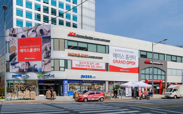 서울 용산 옛 전자랜드 별관 건물에 들어선 ‘에이스 홈센터&홈데이’ 용산점 앞을 14일 시민들이 지나고 있다. /맹준호기자