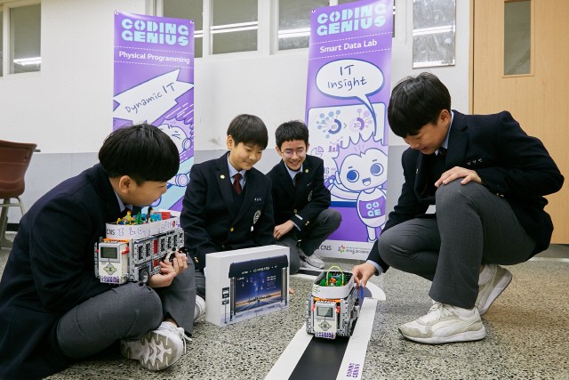 서울 강북구에 위치한 신일중학교 학생들이 레고 자동차 로봇을 활용해 자율주행버스를 실험해보고 있다./사진제공=LG CNS