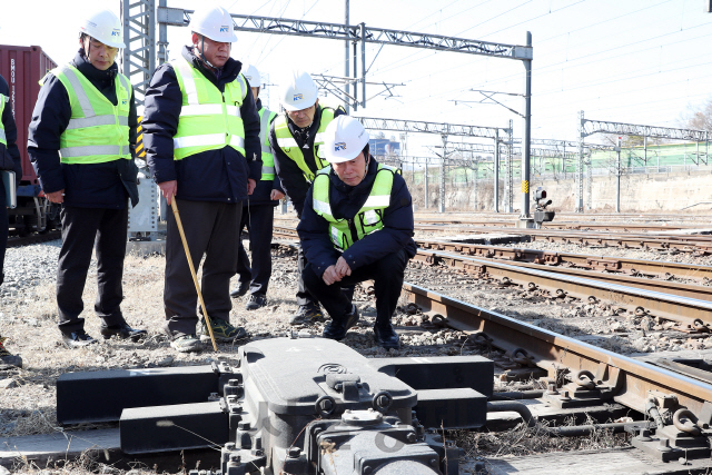 김상균(사진 오른쪽 첫 번째) 한국철도시설공단 이사장이 군포변전소 인근에 위치한 선로전환기에 대한 안전점검을 시행하고 있다. 사진제공=한국철도시설공단