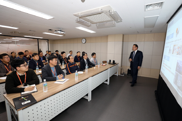 지난 13일 오후 강서구 항공지원센터에서 열린 ‘안전경영과 안전문화’ 강의에서 제주항공 이석주 대표이사를 비롯한 임원들이 강의를 듣고 있다../사진제공=제주항공