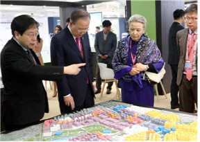 김세용(왼쪽 첫번째) 사장이 반기문(〃 두번째)전 UN사무총장에게 마곡지구에 대해 설명하고 있다. /사진제공=SH공사