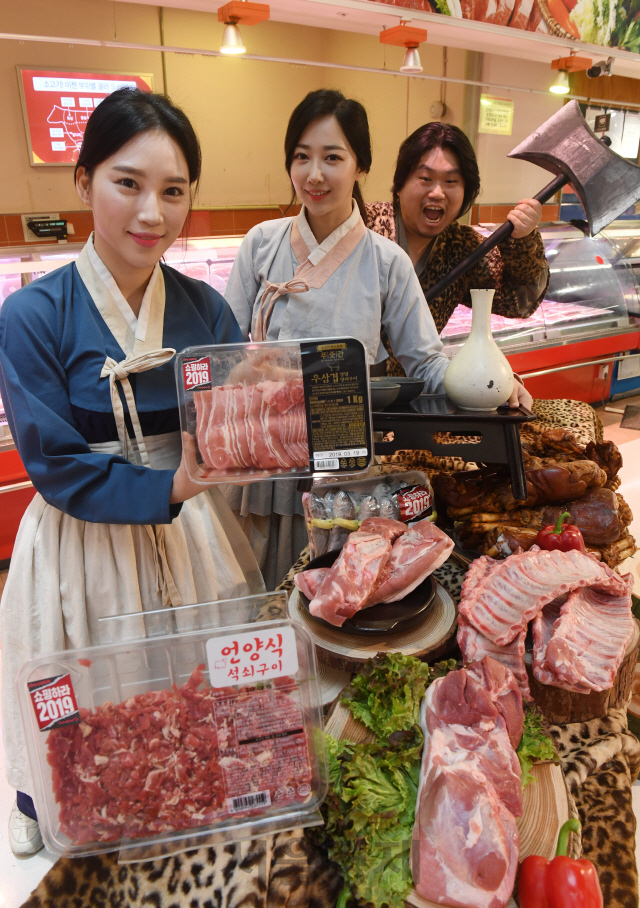 14일 서울 영등포구 홈플러스 합정점에서 한우, 돼지고기 등을 대폭 할인하는 ‘고기 대방출 2탄’을 행사를 맞아 모델들이 고기를 들어보이고 있다. 이번 행사는 14일부터 20일까지 진행된다./권욱기자