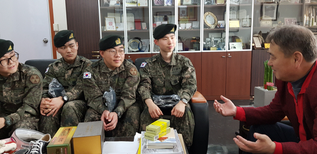 김원길(오른쪽 첫번째) 바이네르 대표가 지난달 경기도 고양시에 위치한 바이네르 본사에서 6군단 장병을 대상으로 멘토링을 하고 있다./사진제공=바이네르