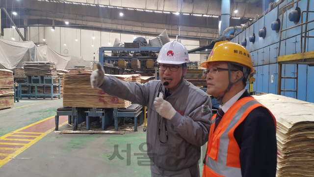 박종호(사진 오른쪽) 산림청 차장이 인천 목재업체를 방문해 업체 관계자로부터 생산현황에 대해 설명을 듣고 있다. 사진제공=산림청
