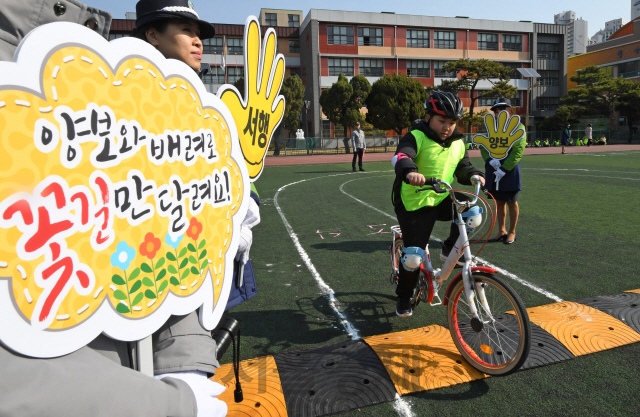 14일 서울 중구 청구초등학교에서 학생들이 스쿨존 교통사고 제로 행사에 참여하고 있다. 도로교통공단이 새 학기를 맞아 실시한 것으로 자전거 타기 교육, 횡단보도 건너기 등의 프로그램을 진행했다./성형주기자 2019.03.14