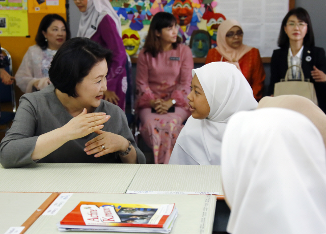 김정숙 여사가 14일 오전 말레이시아 쿠알라룸푸르 스리푸트리 여자 과학 중등학교를 방문해 학생들과 이야기를 나누고 있다. /연합뉴스