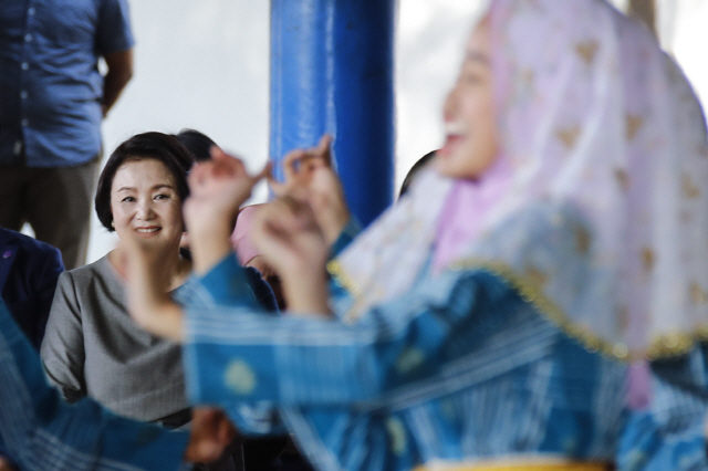 14일 말레이시아 쿠알라룸푸르 스리푸트리 여자과학중등학교에서 전통복장을 한 학생들의 전통춤 공연을 보고 있는 김정숙 여사의 모습. /연합뉴스
