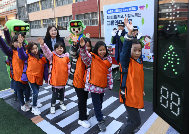 14일 서울 중구 청구초등학교에서 학생들이 스쿨존 교통사고 제로 행사에 참여하고 있다. 도로교통공단이 새 학기를 맞아 실시한 것으로 자전거 타기 교육, 횡단보도 건너기 등의 프로그램을 진행했다./성형주기자 2019.03.14