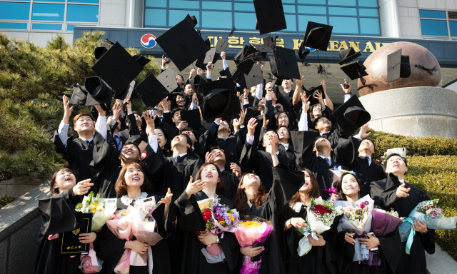 한진그룹 사내 기술대학인 정석대학을 올해 졸업하는 직원 졸업생들이 지난 14일 서울 공항동 대한항공 본사 앞에서 학사모를 머리 위로 던지고 있다. 정석대학은 이날 학위수여식을 통해 43명의 졸업생을 배출했다. /사진제공=한진그룹