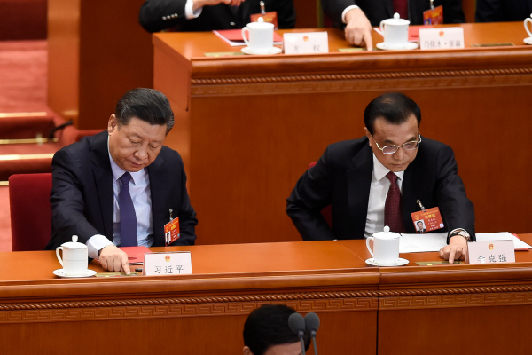 시진핑(왼쪽) 중국 국가주석과 리커창 총리가 15일 전국인민대표대회 폐막에 앞서 법안 처리를 위해 투표 버튼을 누르고 있다. /베이징=AFP연합뉴스