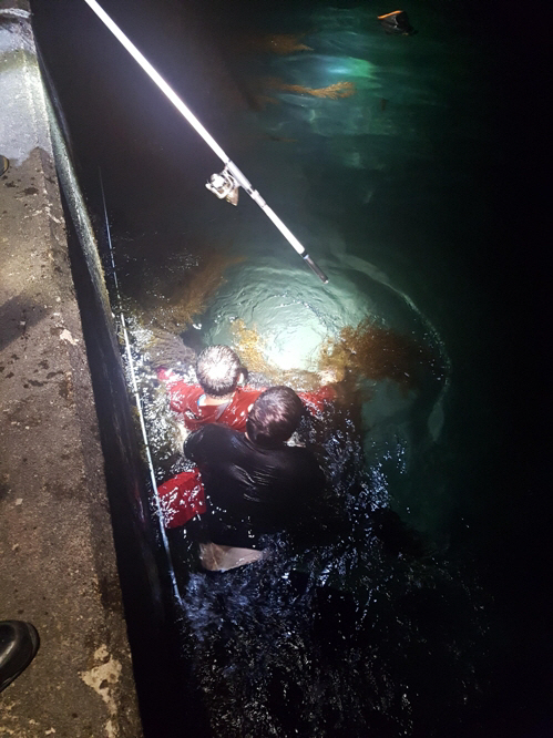 '신변 비관' 포항 앞바다에 뛰어던 40대 남성, 해경에 구조