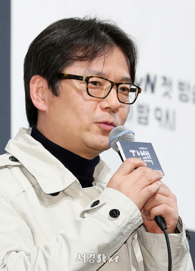 김철규 감독이 15일 서울시 강남구 임피리얼팰리스 서울에서 열린 tvN 새 토일드라마 ‘자백’ 제작발표회에 참석하고 있다.