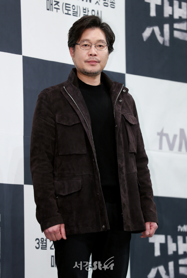 배우 유재명이 15일 서울시 강남구 임피리얼팰리스 서울에서 열린 tvN 새 토일드라마 ‘자백’ 제작발표회에 참석해 포즈를 취하고 있다.