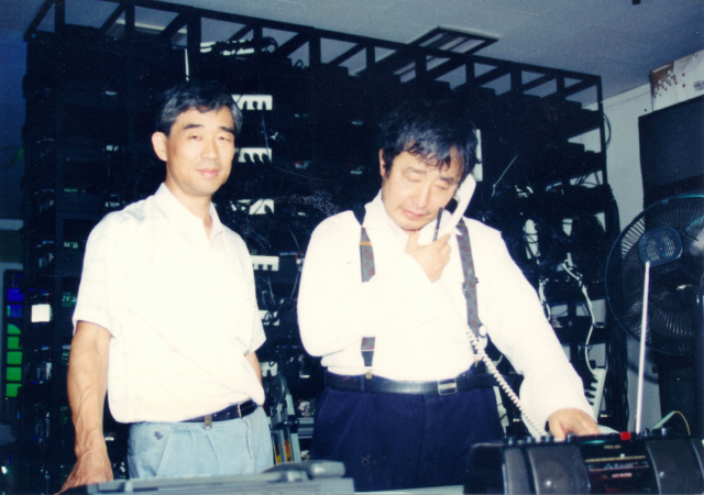 백남준(오른쪽)과 이정성 아트마스타 대표는 1987년 ‘다다익선’을 계기로 만나 평생을 같이 작업했다. /사진제공=이정성
