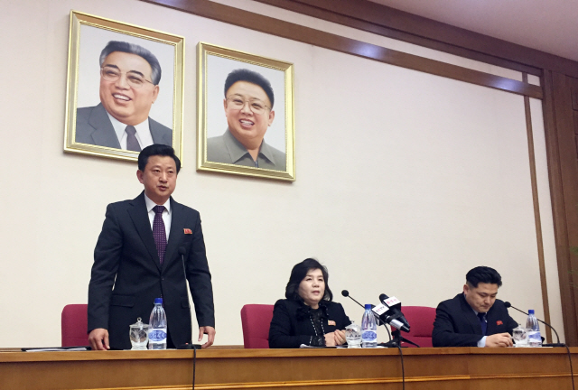 북한의 최선희(가운데) 외무성 부상이 15일 평양에서 외신기자들과 외국 외교관을 대상으로 긴급기자회견을 갖고 있다.  /평양=AP연합뉴스