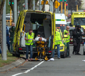 15일(현지시간) 최악의 총기난사 사건이 발생한 뉴질랜드 크라이스트처치시 모스크 인근에서 부상자가 앰뷸런스로 옮겨지고 있다. /EPA연합뉴스