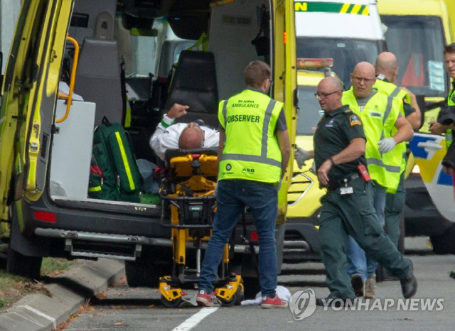 뉴질랜드 남섬 최대 도시 크라이스트처치의 마스지드 알 누르 모스크에서 15일(현지시간) 총격 사건이 발생한 직후 구조대원들이 부상자를 급히 구급차로 옮기고 있다./연합뉴스