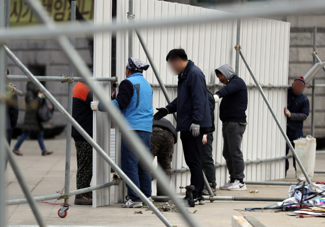 13일 서울시청 앞 광장에서 용역 근로자 및 기간제 근로자들이 일하고 있다. /연합뉴스