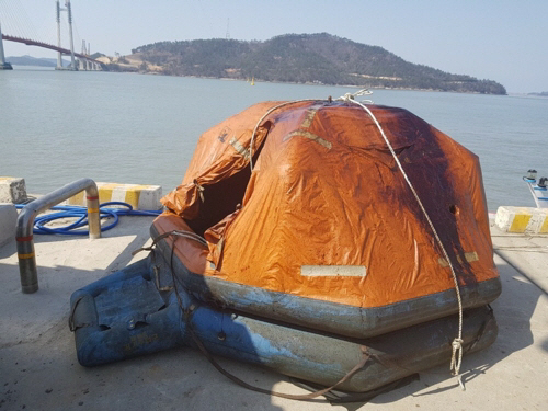 내부가 빈 채 발견된 G호 구명뗏목/목포해양경찰서 제공