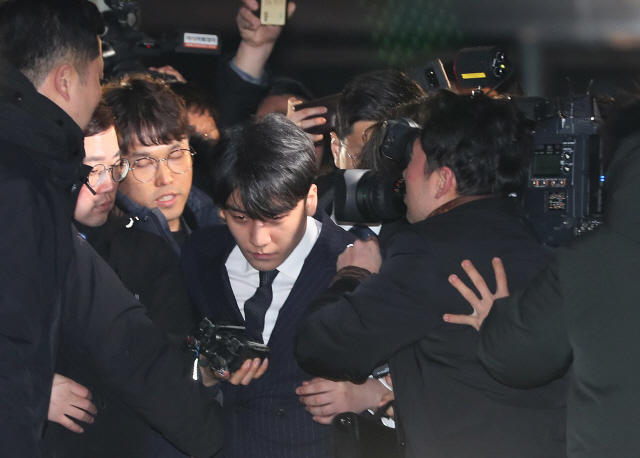 '승리 스캔들'로 폭락하는 YG·FNC株…창사이래 최대 위기
