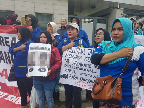 2019년 3월 14일 인도네시아 자카르타의 주인도네시아 한국대사관 앞에서 한인 대표가 잠적하는 사건이 벌어진 현지 기업 SKB 노동자들이 집회를 벌이고 있다./연합뉴스
