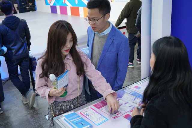 베이징 시민들이 행사장에 마련된 한국방문위원회 부스에서 방문위의 ‘코리아투어카드’를 살펴보고 있다.